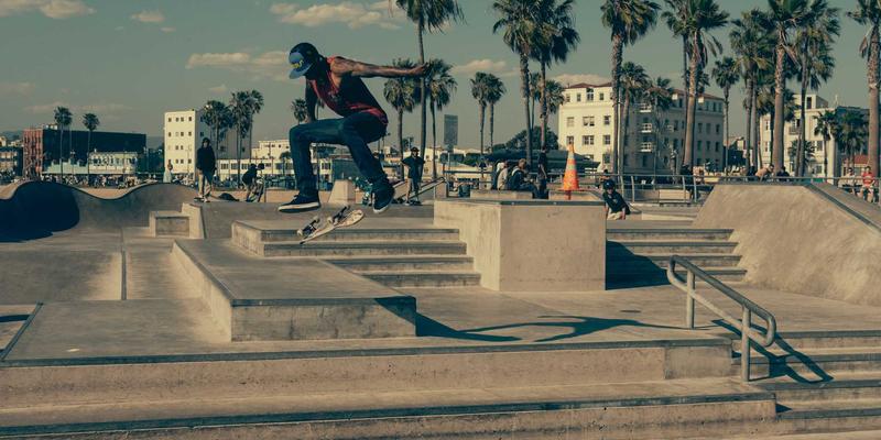 JHKHK49:以橙色主题与卡片布局打造高效信息门户的设计实践