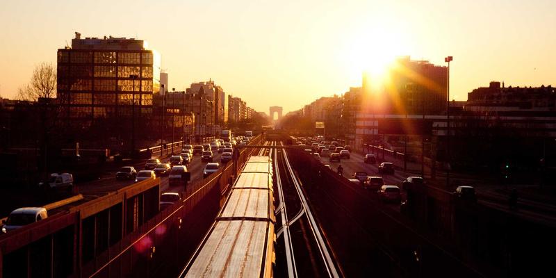 JHKHK67社区：以橙色主题与卡片布局重塑数字互动体验