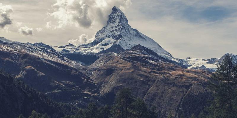 橙色主题赋能，卡片布局引领：依托JHKHK社区构建香港中小企业数字化转型与网络安全新体系